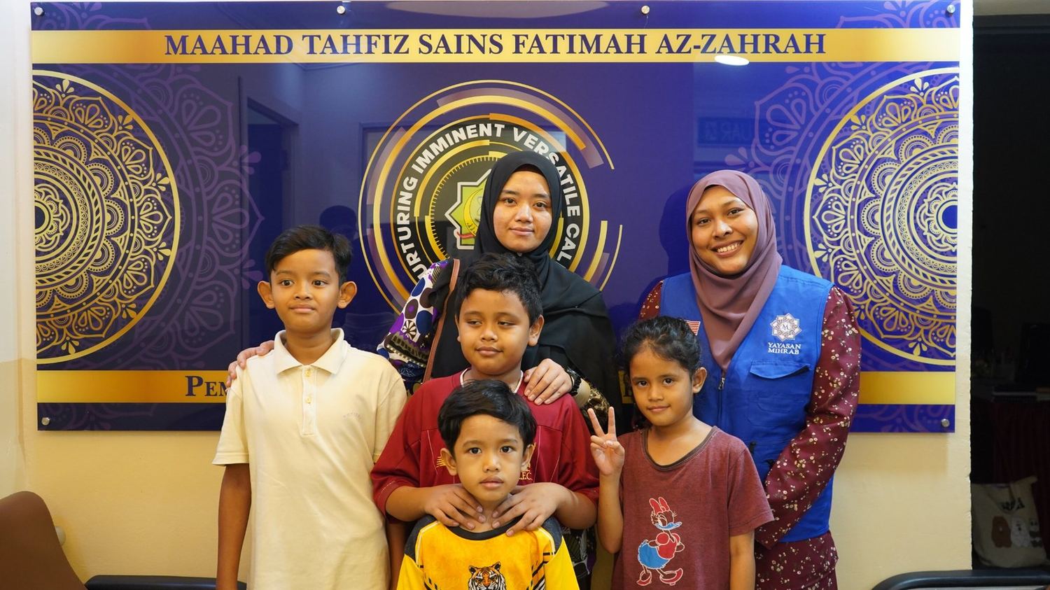 Pelajar dan keluarga penerima manfaat Tabung Biasiswa Pendidikan Yayasan Mihrab
