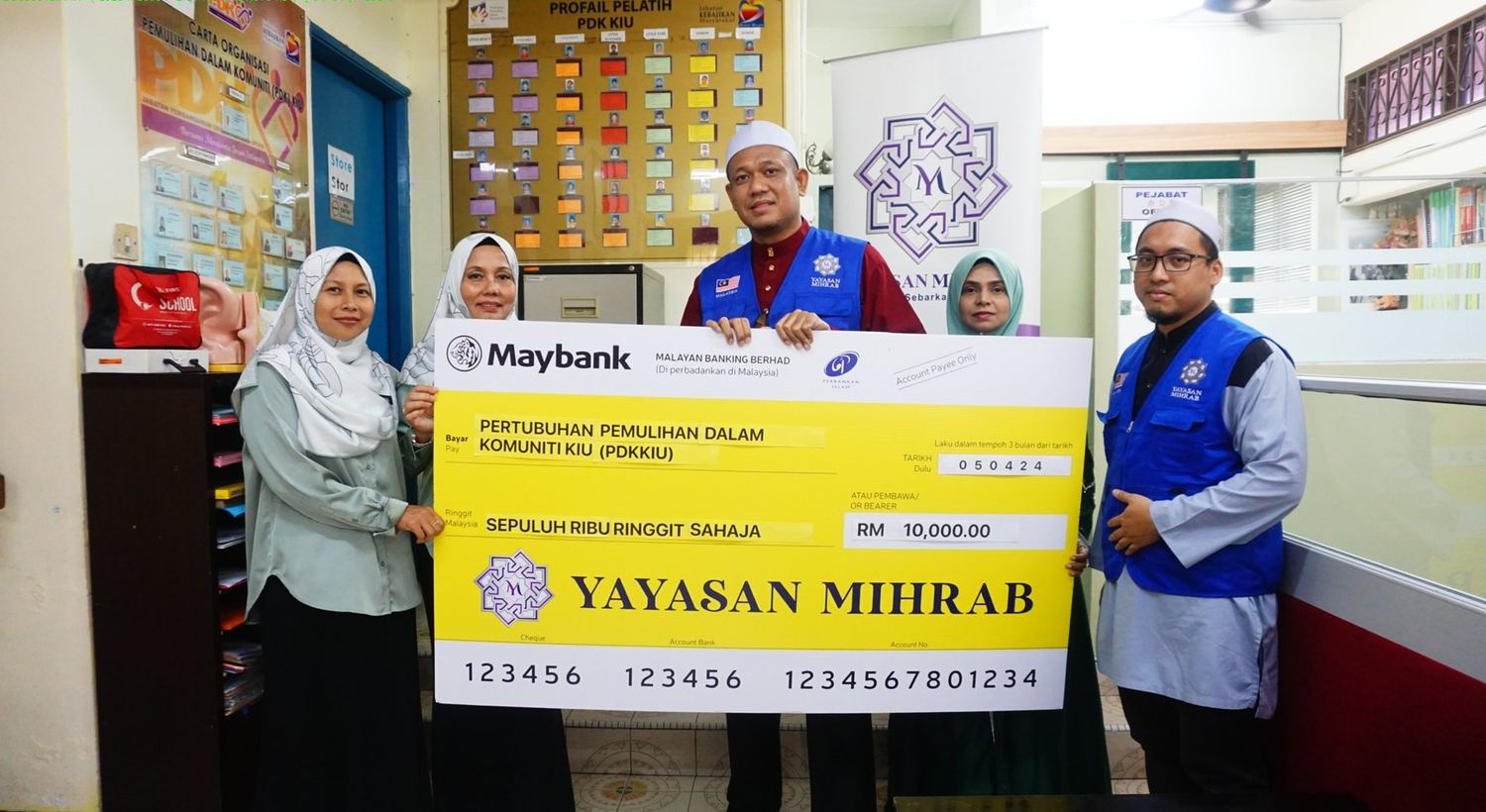 Penyerahan sumbangan Yayasan Mihrab kepada komuniti pendidikan