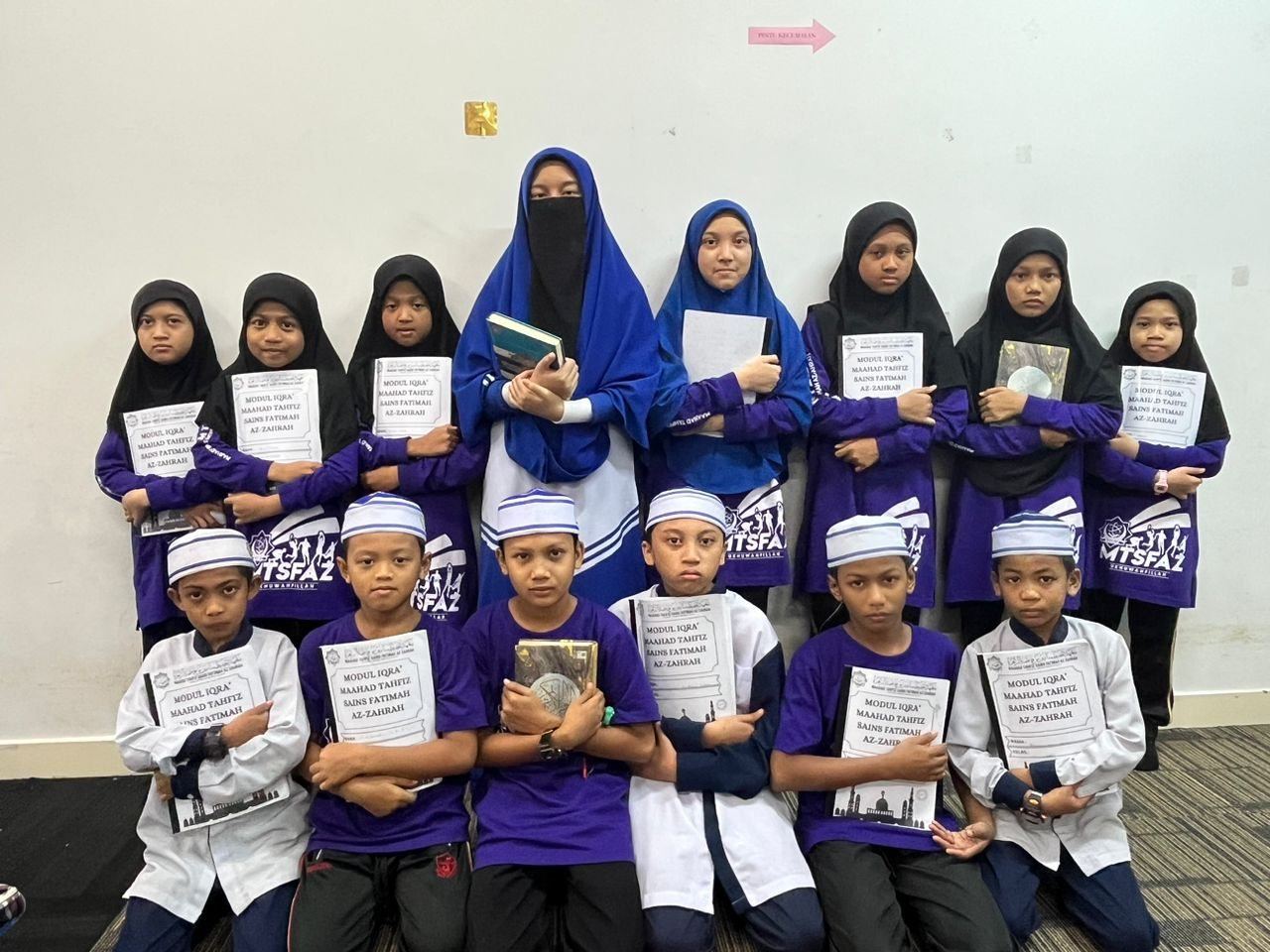 Pelajar tahfiz memegang bahan pembelajaran