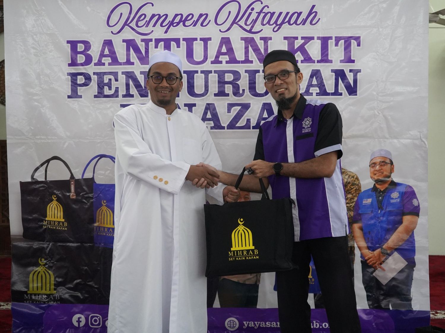 Penyerahan beg kit pengurusan jenazah kepada penerima