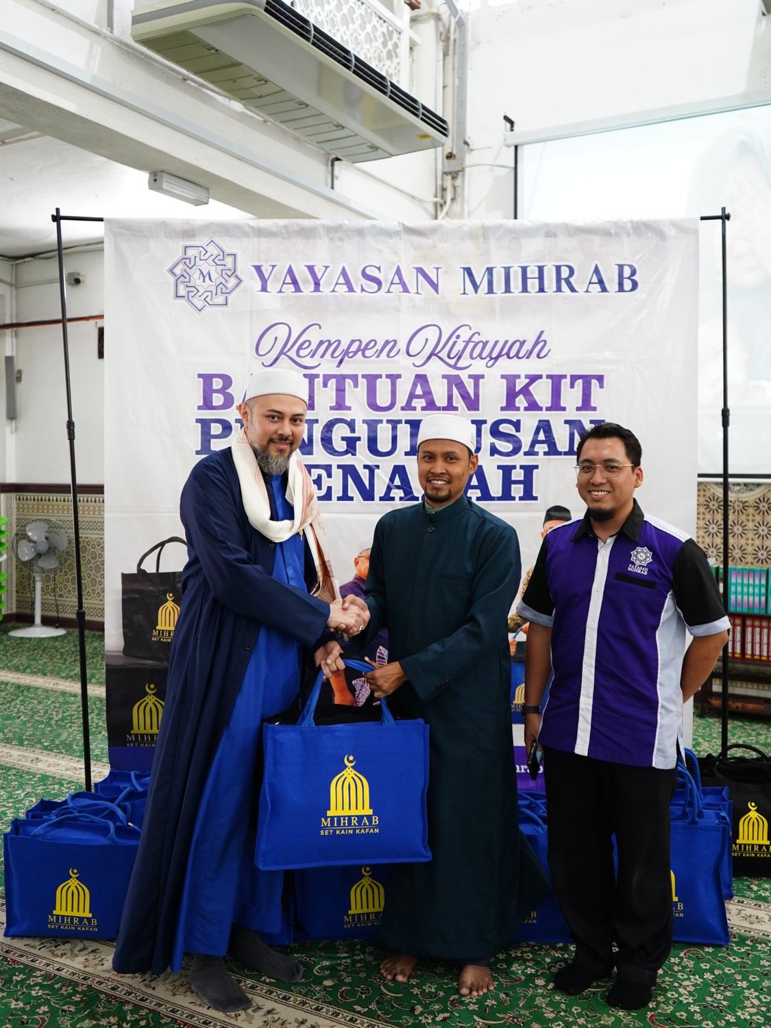 Penyerahan kit pengurusan jenazah kepada wakil komuniti