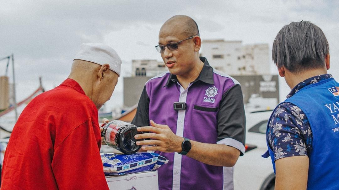 Penyerahan bantuan kebajikan Kempen Satu Hati Yayasan Mihrab