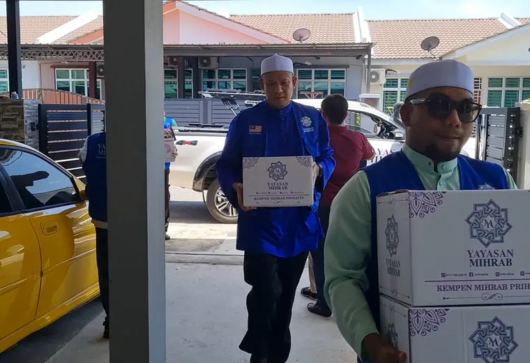 Sukarelawan membawa bantuan kepada penerima