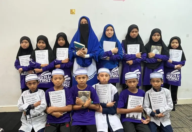 Pelajar menerima sokongan pendidikan