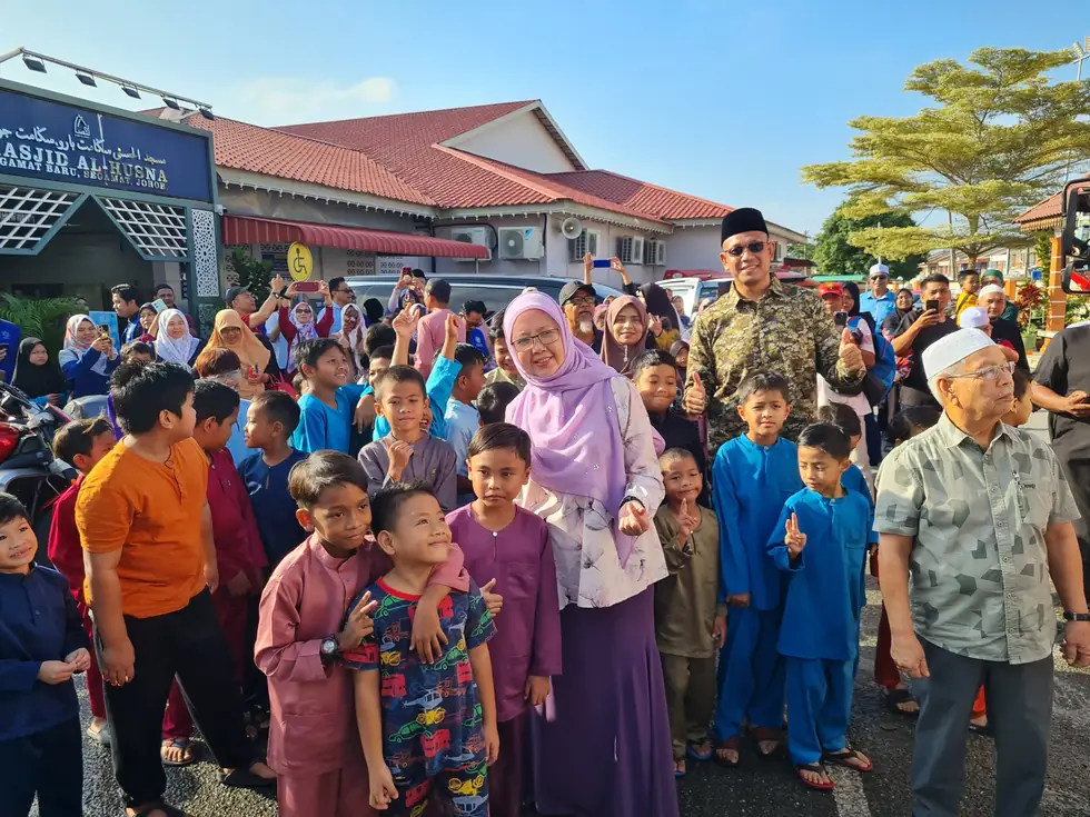 Anak-anak dan komuniti dalam program khatan mega