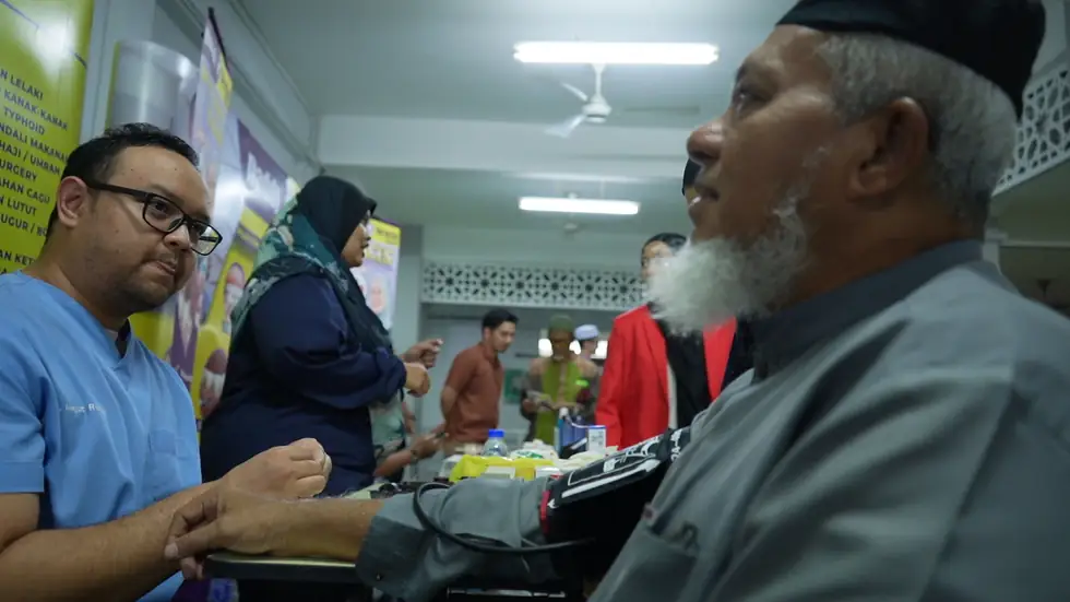 Khidmat pemeriksaan tekanan darah kepada warga komuniti