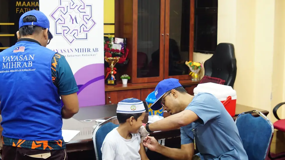 Suntikan vaksin kepada kanak-kanak melalui program kesihatan